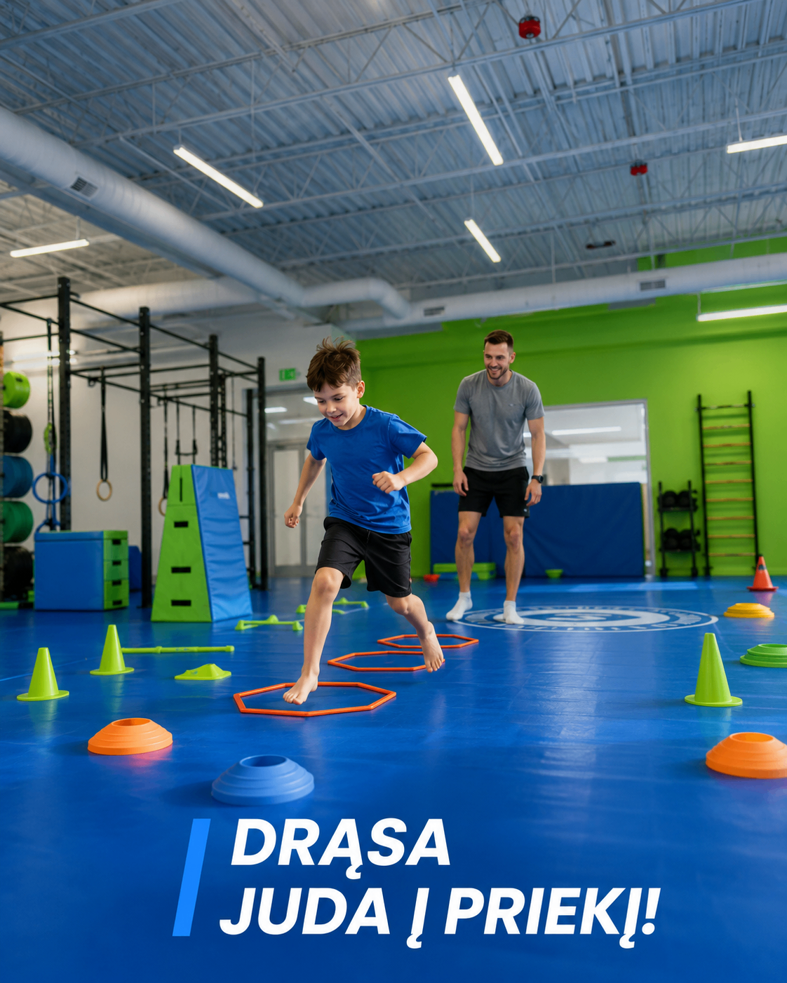 Vaikas įveikia kliūčių trasą BraveKids salėje su trenerio palaikymu
