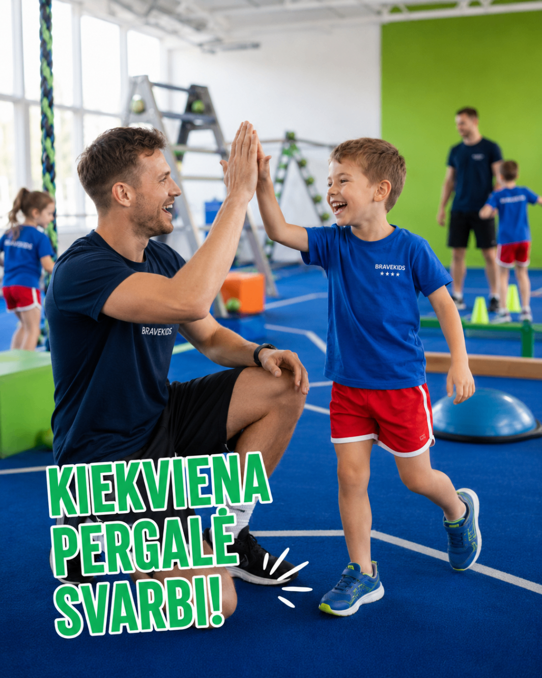 Treneris ir vaikas duoda vienas kitam penkis po sėkmingos užduoties