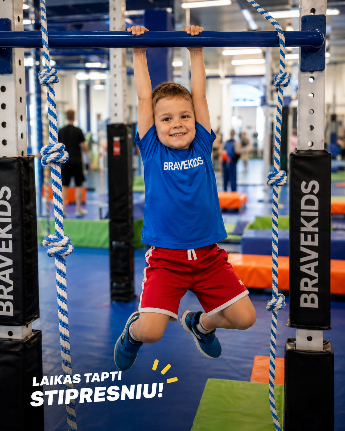 Vaikas kabo ant skersinio BraveKids treniruotėje