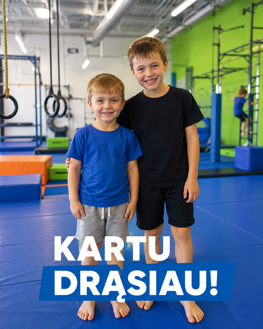 Du vaikai šypsosi BraveKids treniruočių erdvėje