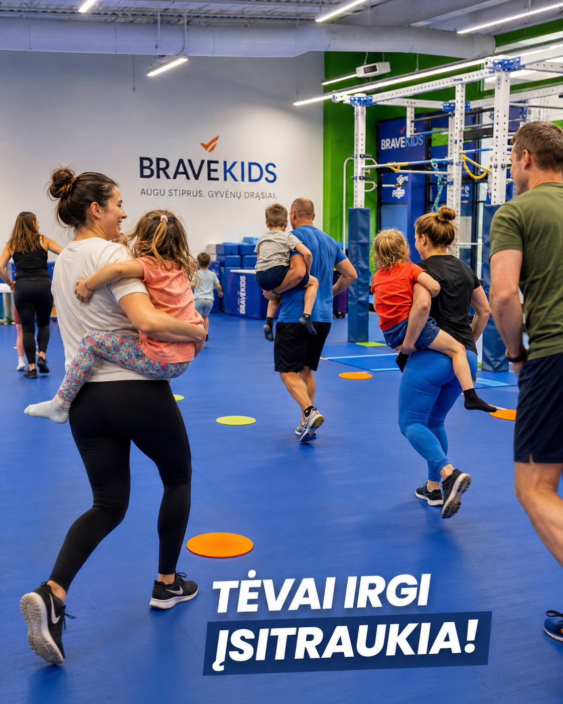 Tėvai su vaikais dalyvauja BraveKids veikloje erdvioje salėje